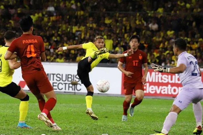 Faisal Halim tung sút ghi bàn duy nhất trận bán kết lượt đi hôm 7-1. Ảnh: FAM
