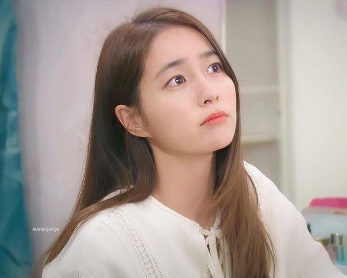 Lee Min Jung kết hôn năm 32 tuổi và sinh con trai năm 34 tuổi