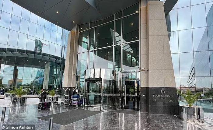Các đầu bếp đang cung cấp các bữa ăn tại phòng dành riêng cho Ronaldo và gia đình trong khách sạn. Ảnh: Simon Ashton