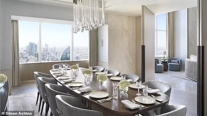 Ngôi sao 37 tuổi được ở trong căn phòng "Kingdom Suite" xa hoa của khách sạn - trải dài 2 tầng