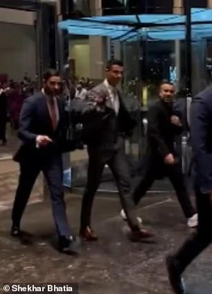 Ronaldo được MailOnline quay phim rời khách sạn Four Seasons vào tối Chủ nhật. Ảnh: Shekhar Bhatia