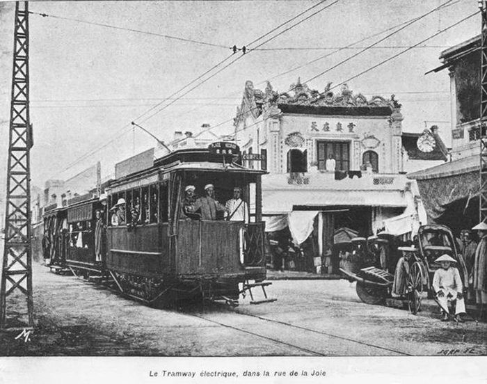 Tàu điện lưu thông trên phố Hàng Ngang