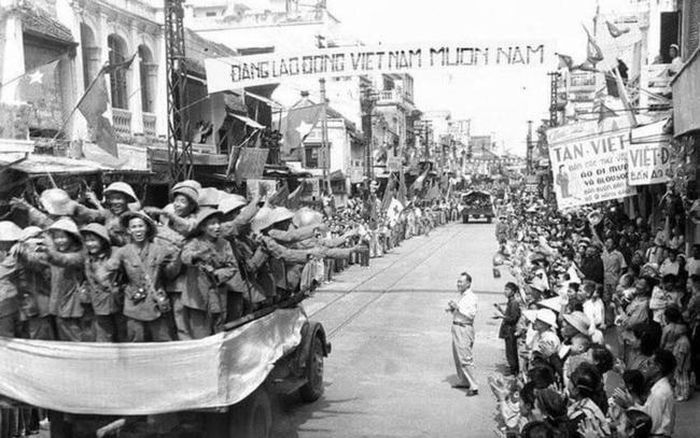 Ngày tiếp quản Thủ đô 10-10-1954, quân ta về qua phố Hàng Ngang