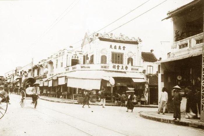 Đền Lưu Phương trên gác hai một ngôi nhà phố Hàng Ngang