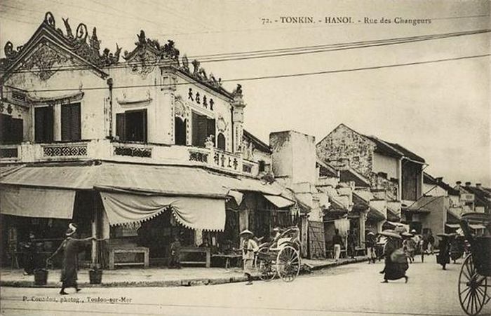 Đền Lưu Phương góc Hàng Ngang và Hàng Bạc