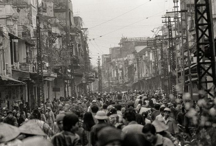 Phố Hàng Ngang sau ngày Mỹ chấm dứt ném bom niền Bắc 1973