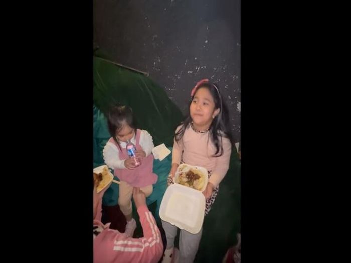 Trong lúc chờ bố diễn, hai cô con gái của Tự Long ăn cơm hộp.