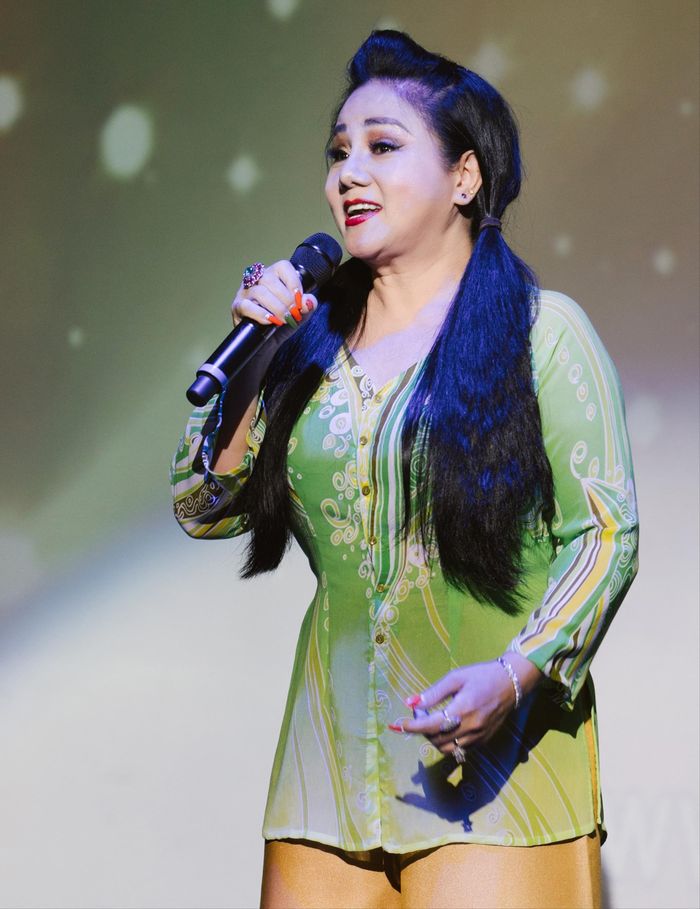 Ngọc Ánh bồi hồi cùng “Chuyến đò quê hương”. Ảnh: Jason Nguyễn