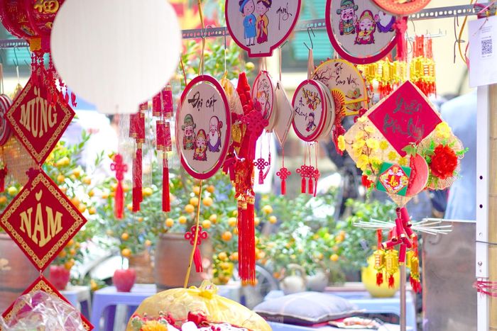  Giữa những quầy hoa rực rỡ sắc màu là các gian hàng bày bán các đồ trang trí, phong bao lì xì. 