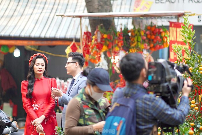  Không gian rực rỡ sắc màu thu hút đông đảo người dân tới chụp ảnh, quay phim lưu giữ kỉ niệm. 