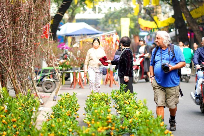  Du khách nước ngoài thích thú "đi dạo" tại chợ hoa. 