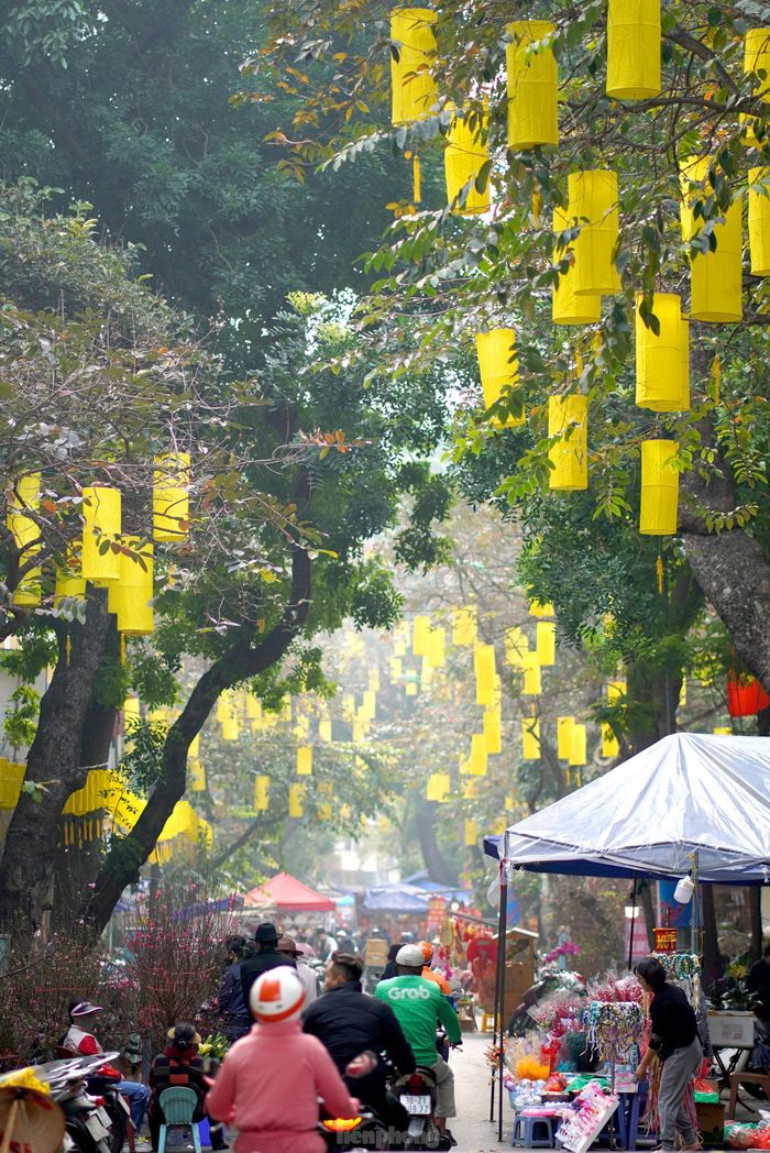  Không gian ấm áp, trang hoàng rực rỡ, cuốn hút đông đảo người dân Thủ đô. 