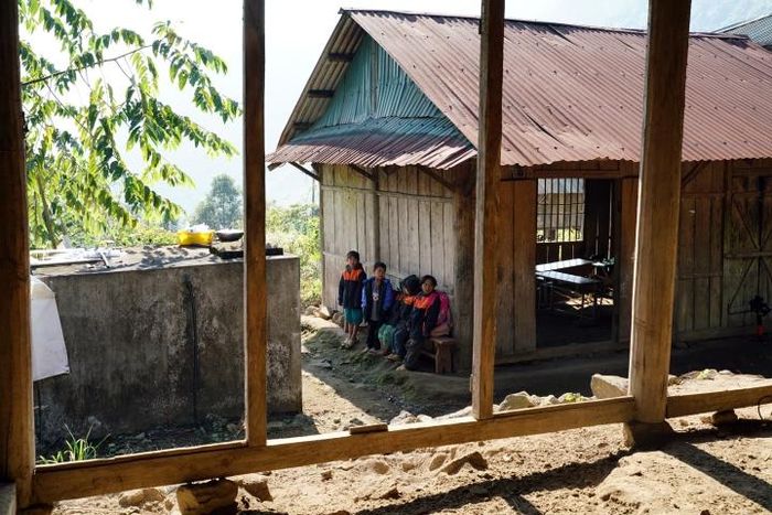 Xà Phìn trước đây từng có một lớp học nhưng gió đã “thổi bay” nhiều thứ, giờ chỉ còn lại bộ khung mục nát và nền nhà ngổn ngang gạch đá, đất cát.