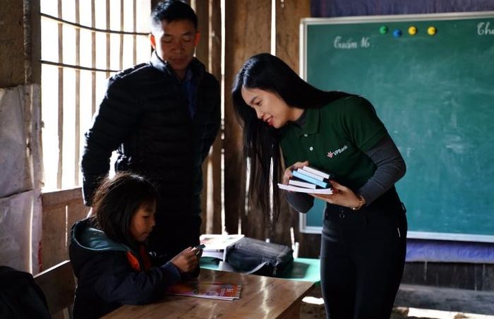 “Tận thấy những khó khăn vất vả của thầy trò điểm trường Xà Phìn, chúng tôi rất xúc động và khâm phục nỗ lực vượt khó của thầy trò. Nhân dịp này, Ngân hàng VPBank gửi tặng món quà 200 triệu đồng hỗ trợ điểm trường sửa sang lại lớp học, để các em học sinh yên tâm đến lớp, các thầy yên tâm bám bản” – chị Hà Thị Kim Vân, Giám đốc VPBank Chi nhánh Lào Cai chia sẻ.
