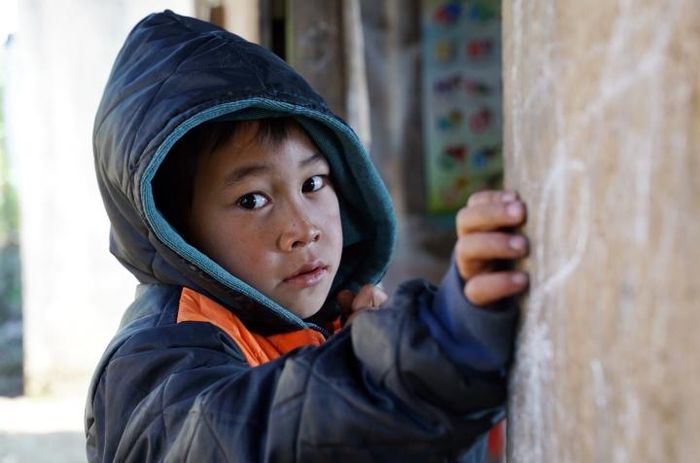 “Ở lại thêm là vì sợ các con đói, các con thất học. Sang năm lớp học còn đông nữa khi các con mầm non đến tuổi tiểu học. Chỉ mong có lớp học kiên cố để bọn trẻ bớt khổ”, thầy San nói.