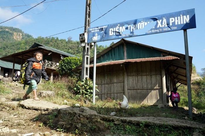 Xà Phìn là điểm trường khó khăn nhất của xã Pa Vệ Sử, huyện Mường Tè, tỉnh Lai Châu. Đây cũng là điểm trường có số học sinh ít nhất với 4 em học sinh lớp 2 và 1 em học sinh lớp 1. Khi chúng tôi đến điểm trường, nắng đã đỉnh đầu. Thế mà mỗi trận gió thổi qua vẫn lạnh buốt mang tai.