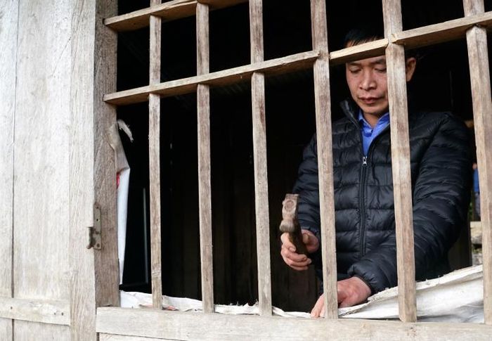 Thương trò nơi rẻo cao khắc nghiệt, thầy Vàng Văn San lại tìm cách ngăn gió mỗi ngày. Khi thì gia cố lại những mảnh bạt ở những khe hở trên vách.