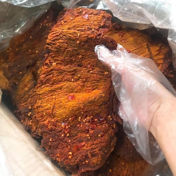 Khô bò thật có màu vàng sậm, thơm mùi bò khi ăn. ẢNH: HẠ QUYÊN
