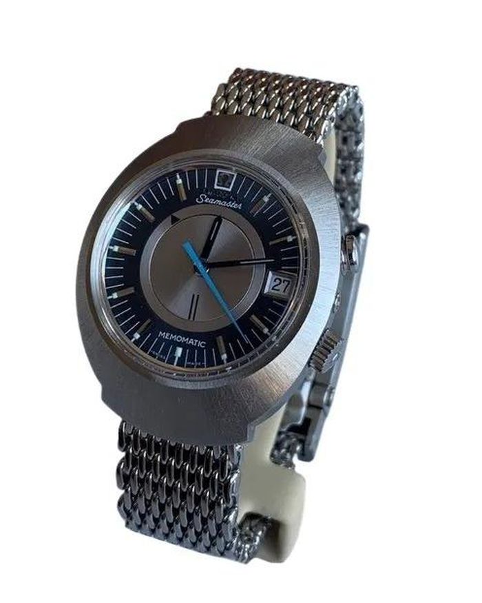Daniel Craig thường xuyên đeo các thiết bị của Omega. Nổi bật trong số đó là mẫu Omega Seamaster Memomatic cổ điển, ra mắt từ những năm 1970 (theo GQ). Mẫu đồng hồ có thể đặt báo thức theo giờ và phút cụ thể. Ở thời điểm đó, chức năng này giúp Memomatic được lòng giới sưu tầm. Ảnh: GQ.