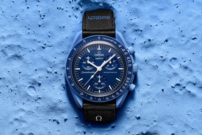  Đồng hồ MoonSwatch là sản phẩm hợp tác giữa Omega và Swatch. Daniel Craig đeo mẫu Deep Navy Blue. MoonSwatch có 11 màu sắc để người mua lựa chọn. Giá bán lẻ của chiếc đồng hồ là 260 USD. Tuy nhiên, trên thị trường thứ cấp, mẫu Deep Navy Blue được bán lại với giá hơn 950 USD. Trong khi đó, các màu khác có giá dao động từ 290 đến 400 USD. Ảnh: Swatch. 
