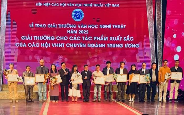 Nhà thơ trẻ Lê Đình Tiến (thứ 7 từ phải sang) nhận Giải thưởng Văn học nghệ thuật 2022