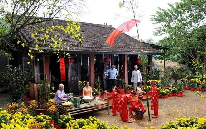 Trong sáng 23 ở Huế, nhiều gia đình còn dựng cây nêu trước sân nhà