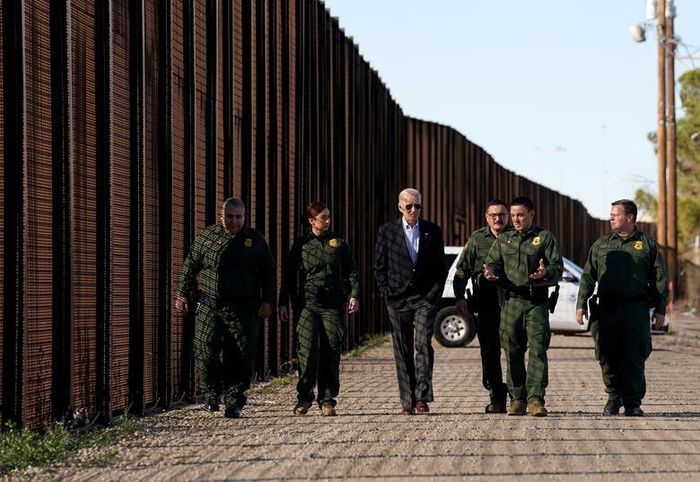 Tổng thống Hoa Kỳ Joe Biden nói chuyện với các sĩ quan tuần tra biên giới khi ông đi dọc hàng rào biên giới trong chuyến thăm biên giới Hoa Kỳ-Mexico để đánh giá các hoạt động thực thi biên giới, ngày 8/1/2023. Ảnh: REUTERS