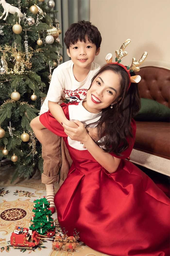 Bước ra khỏi cuộc hôn nhân đổ vỡ, Dương Cẩm Lynh trở thành mẹ đơn thân với vô vàn khó khăn khi ra đi tay trắng. Tuy nhiên nữ diễn viên "Mặt nạ máu" đã lao vào công việc để kiếm tiền lo sinh hoạt phí cho con trai còn chồng cũ chu cấp tiền học cho con.