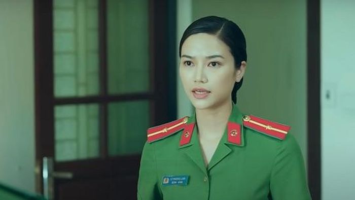 Sau vai diễn Thiếu úy công an, nữ diễn viên Anh Đào chào sân điện ảnh với vai nữ chính trong phim Hồng Hà nữ sĩ. 