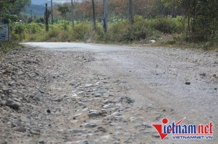 Đường xuống cấp do xe quá khổ, quá tải giày xéo.