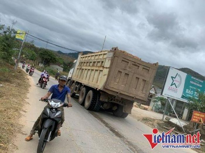 Có nhiều trường học đóng hai bên tỉnh lộ 675.