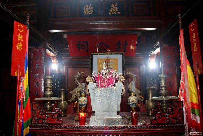 Nhà thờ họ Nguyễn Hữu là công trình văn hóa tâm linh gắn liền với lịch sử dòng họ nổi danh khoa bảng ở làng Trung Cần với những người con ưu tú như: ông Nguyễn Danh Học, Giám sát Ngự sử Nguyễn Trọng Dực, Thám hoa Nguyễn Văn Giao, Nguyễn Hữu Đan, Nguyễn Hữu Lập... Nhà thờ họ Nguyễn Hữu đã được công nhận là Di tích Lịch sử - Kiến trúc nghệ thuật cấp tỉnh năm 2022. Ảnh: Huy Thư