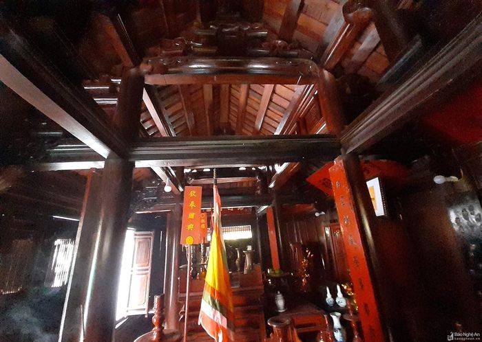 Thượng đường được xây dựng vào năm 1831, khung gỗ được điêu khắc chạm trổ công phu tạo nên một công trình nghệ thuật độc đáo. Ảnh: Huy Thư