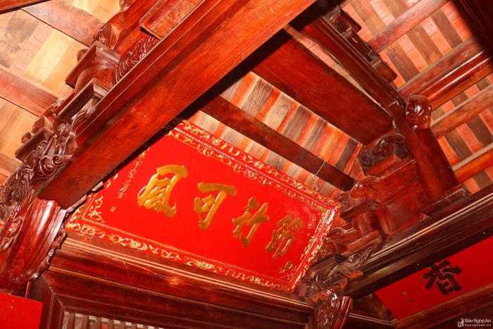 Trên khung gỗ của thượng đường, nghệ thuật điêu khắc được thể hiện theo cả chiều ngang lẫn chiều dọc, trong đó, gian hồi nhà thượng đường có kết cấu khá đặc biệt. Ảnh: Huy Thư