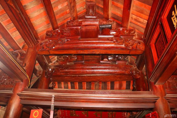 Mỗi vì nhà là một tác phẩm nghệ thuật đặc sắc. Các vì nóc, vì nách, kẻ hiên, bẫy hiên... đều được điêu khắc sinh động. Ảnh: Huy Thư