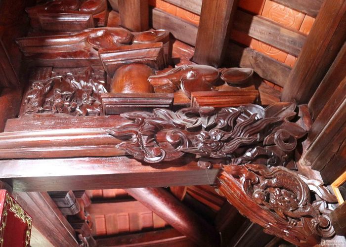 Nét độc đáo của thượng đường là các vì nách, cột trốn, cột kê, ván thưng được điêu khắc bằng nhiều đề tài truyền thống. Ngoài các hình ảnh "tứ linh" thường xuất hiện ở các công trình tâm linh, còn có những hình ảnh dân gian quen thuộc như gánh gồng, cưỡi trâu... Ảnh: Huy Thư