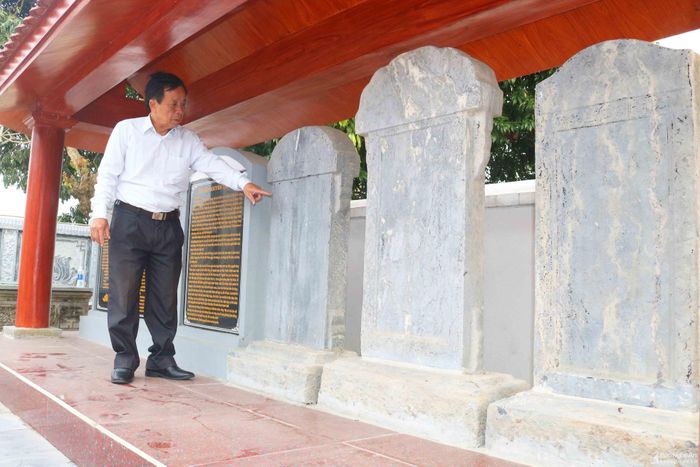 Trong nhà bia trước sân nhà thờ có 3 tấm bia đá cổ được lập vào các năm 1834, 1853, 1859, Theo ông Nguyễn Tư An - người trông coi di tích nhà thờ họ Nguyễn Hữu, đây là 3 tấm bia chữ Hán nói về nhà thờ và các vị tổ tiên của dòng họ. Ngày trước bia dựng giữa trời, mới đây dòng họ đã xây dựng nhà bia để bảo vệ. Bên cạnh 3 tấm bia cổ là 3 bản dịch của những tấm bia này. Ảnh: Huy Thư