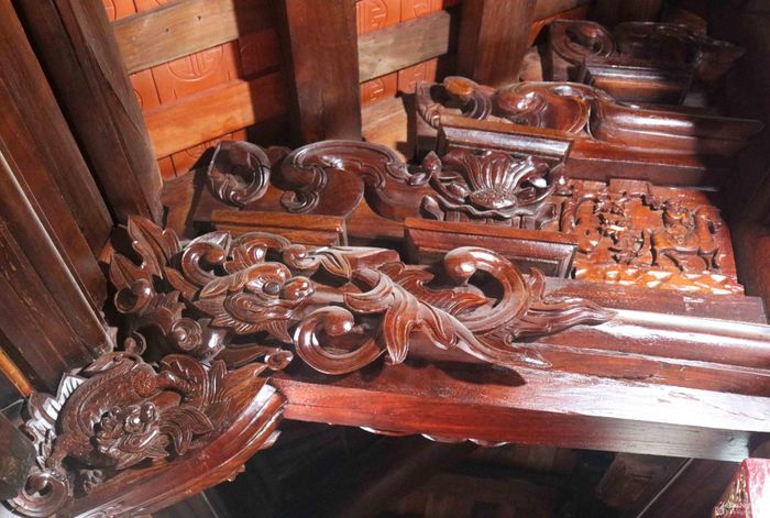 Điều đặc biệt ở nhà thờ họ có truyền thống khoa bảng này là hình ảnh "Vinh quy bái tổ" được điêu khắc một cách sống động, dường như tổ tiên họ Nguyễn Hữu muốn chuyển tải thông điệp đề cao sự học đến con cháu muôn đời sau. Ảnh: Huy Thư