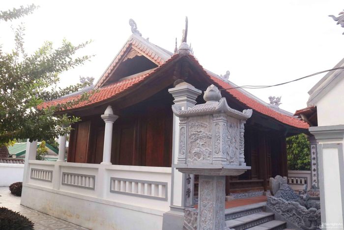 Trong đó, thượng đường là ngôi nhà 3 gian thưng ván, được thiết kế theo kiểu tứ trụ truyền thống, bẫy hiên gác cột xây, có lối đi vòng quanh nhà, thể hiện tập trung nhất vẻ đẹp điêu khắc cổ của công trình . Ảnh: Huy Thư