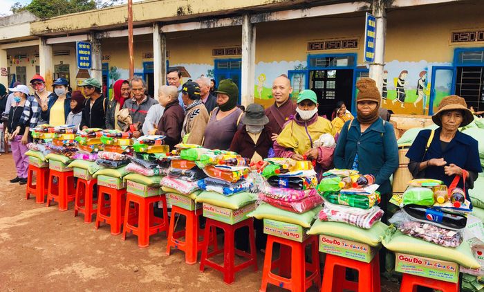 Trao quà cho những gia đình có hoàn cảnh khó khăn tại huyện Chư Pưh. Ảnh: Thủy Phan
