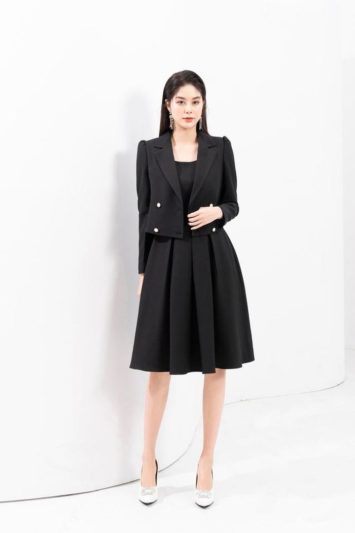 Thiết kế của Mecia khiến các quý cô dù chọn phong cách duyên dáng thướt tha hay lịch sự trưởng thành đều dễ dàng chọn được outfits ưng ý trong lần ra mắt này.