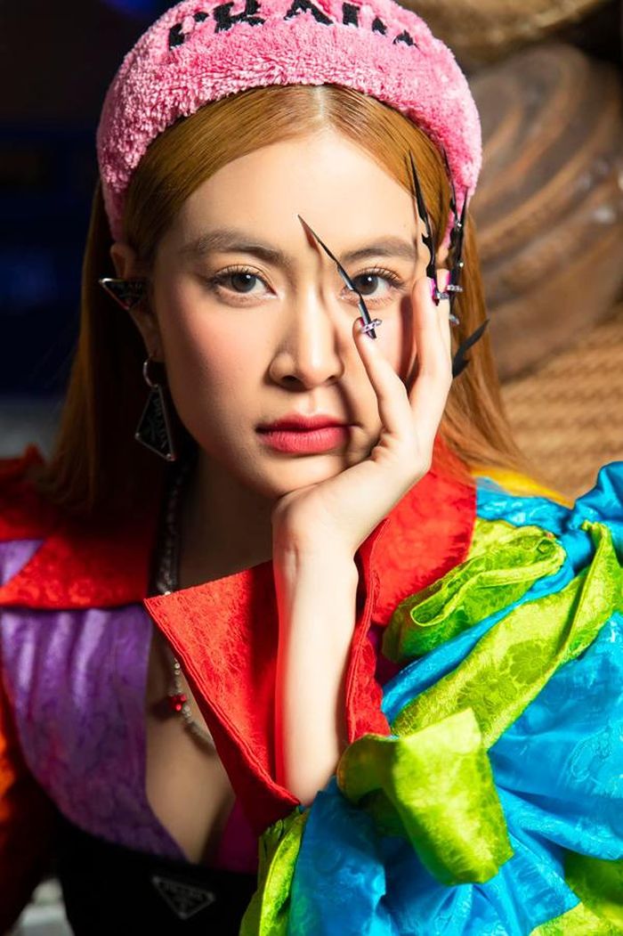 Nhờ da và dáng đẹp nên Hoàng Thủy Linh tự tin diện những trang phục màu sắc và gợi cảm.