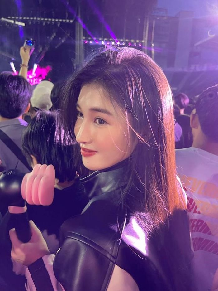 Cô nàng xinh đẹp rực rỡ giữa đám đông