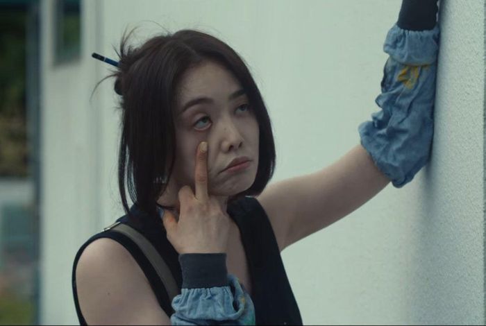 Nhân vật Lee Sa Ra là một họa sĩ ngoài 30 tuổi. Sa Ra có cha là mục sư nhưng cô lại đi theo lối sống buông thả, nghiện ngập, thường mua thuốc từ bạn cũ thời trung học. Chính điều này là điểm yếu của Lee Sa Ra, khiến cô bị Dong Eun "bắt thóp", đe dọa và khống chế. Ảnh: Soompi.