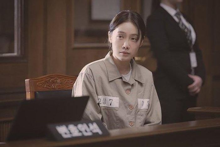  Trước đó, trong bộ phim Nữ luật sư kỳ lạ Woo Young Woo, nữ diễn viên vào vai Gye Hyang Sim, một người phụ nữ đào tẩu đến từ Bắc Triều Tiên. Tình yêu mãnh liệt mà Gye Hyang Sim dành cho con gái đã khiến luật sư Woo Young Woo và đồng nghiệp Choi Soo Yun cảm động. Họ quyết tâm bào chữa, giúp đỡ khi cô này bị bắt vì tội hành hung và cướp tài sản. Ảnh: JTBC. 