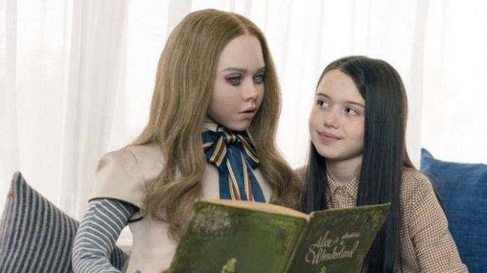 M3GAN (Amie Donald đóng) bên cạnh Cady (Violet McGraw)