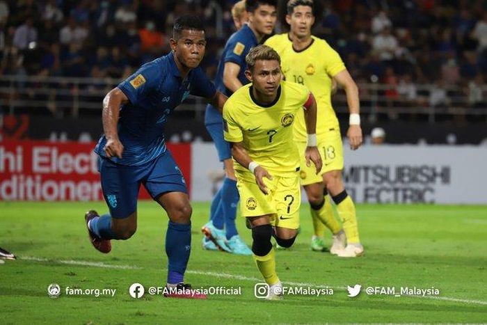 Cầu thủ từng vô địch K-League 1 như Sasalak (xanh) cũng chỉ có cơ hội đá chính ở đội tuyển khi Bunmathan lên chơi tiền vệ trung tâm. Ảnh: FAM