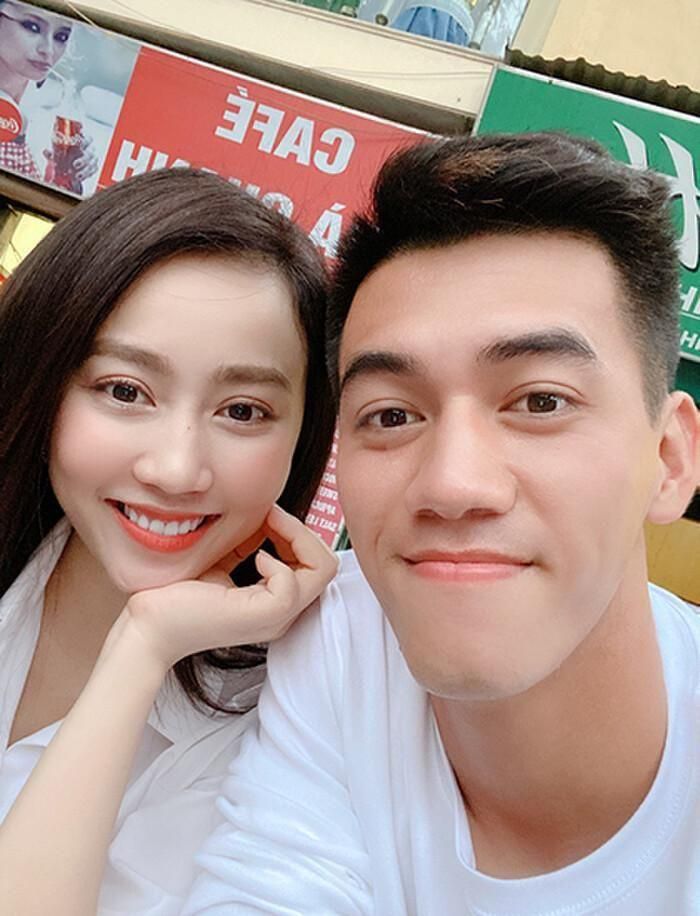 Sau đó không lâu, tiền đạo Tiến Linh cũng được cho là hẹn hò với nữ chính MV Âm Thầm Bên Em - Huỳnh Hồng Loan.