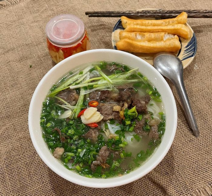 Cô gái tận dụng tất cả những gì trong nhà mình để làm bữa sáng thơm ngon, hấp dẫn.