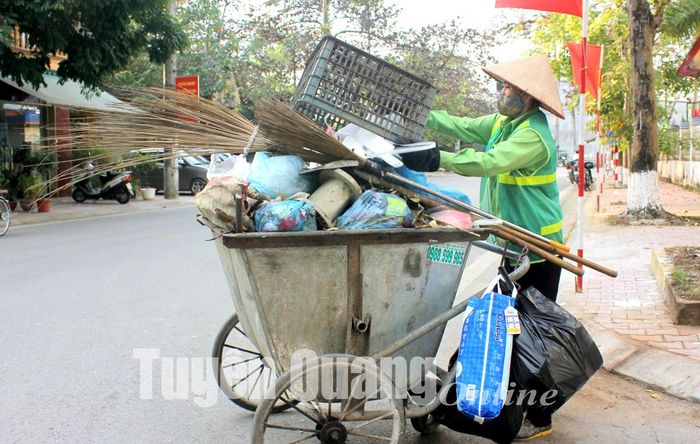 Chị Lê Thị Nga, Công ty cổ phần Dịch vụ môi trường và Quản lý đô thị quét dọn đường phố.